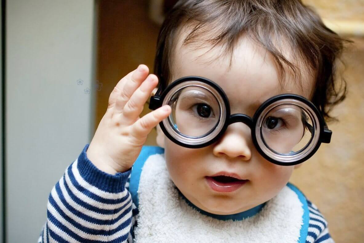 小朋友如果查出患有遠視，應該盡快佩戴眼睛，來矯正視力，避免造成弱視