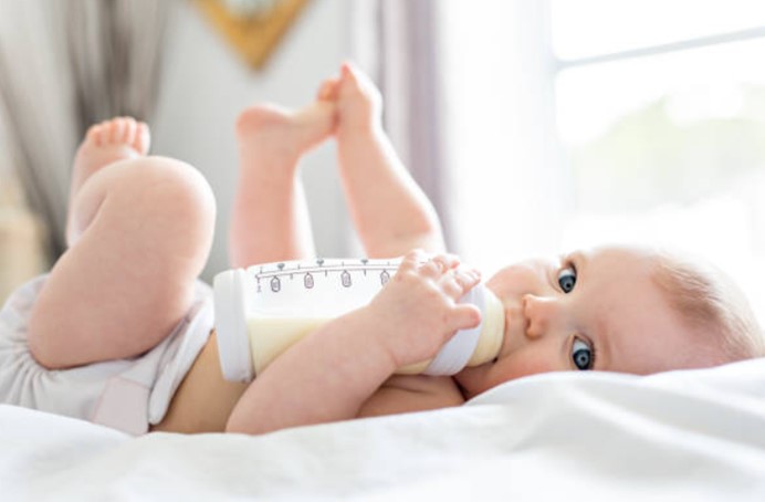 寶寶抱著奶瓶
