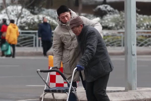 (扶老人走路)