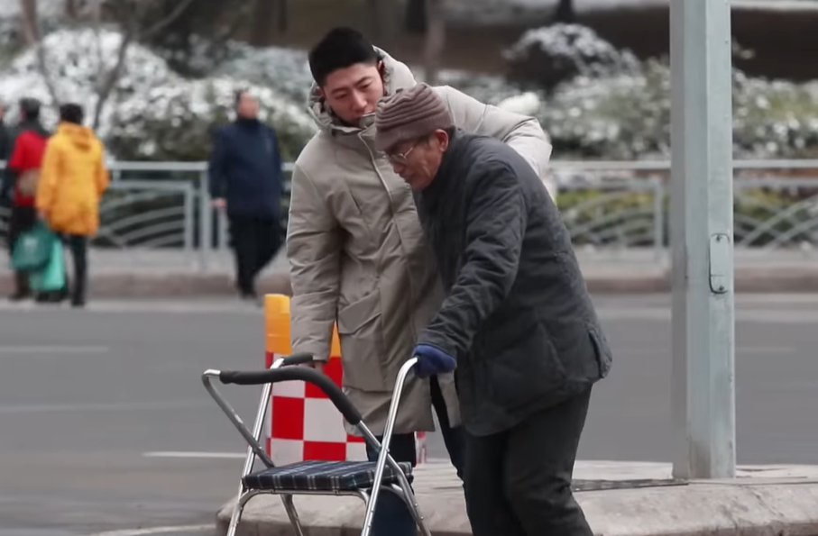 (扶老人走路)