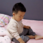 小孩晚上不睡覺