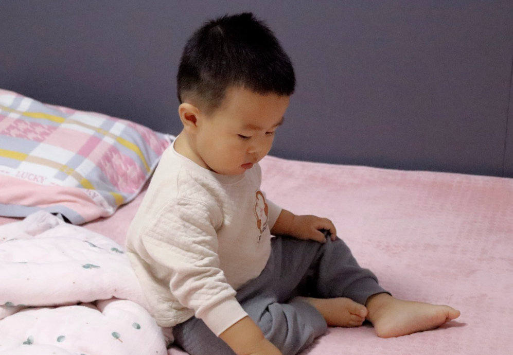 小孩晚上不睡覺