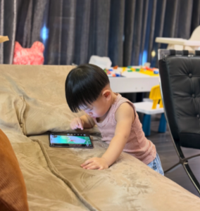 小孩晚上不睡覺