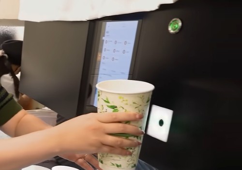 （手搖飲引進AI製茶機）