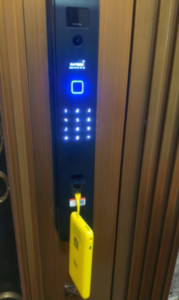 電子鎖鎖住緊急開鎖